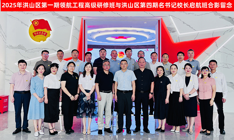 領(lǐng)航版與啟航班合影。羅文靜攝