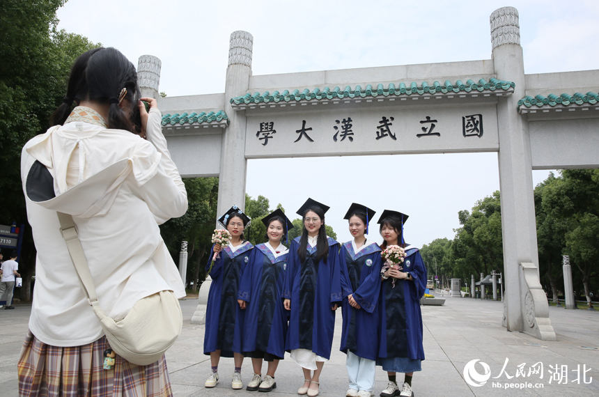 6月18日，武漢大學(xué)學(xué)生合影留念。