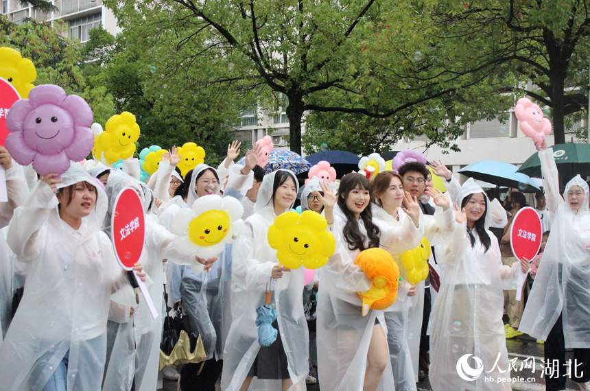 6月21日，華中農(nóng)業(yè)大學(xué)文法學(xué)院學(xué)生參加畢業(yè)巡游。