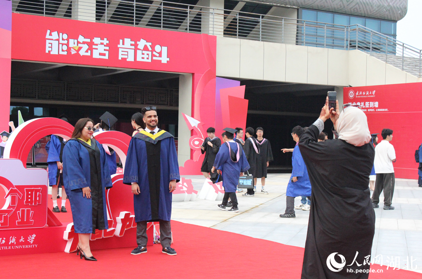 6月12日，武漢紡織大學留學生合影留念。