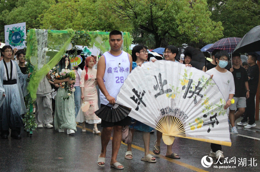 6月21日，華中農(nóng)業(yè)大學(xué)園藝林學(xué)學(xué)院學(xué)生參加畢業(yè)巡游。