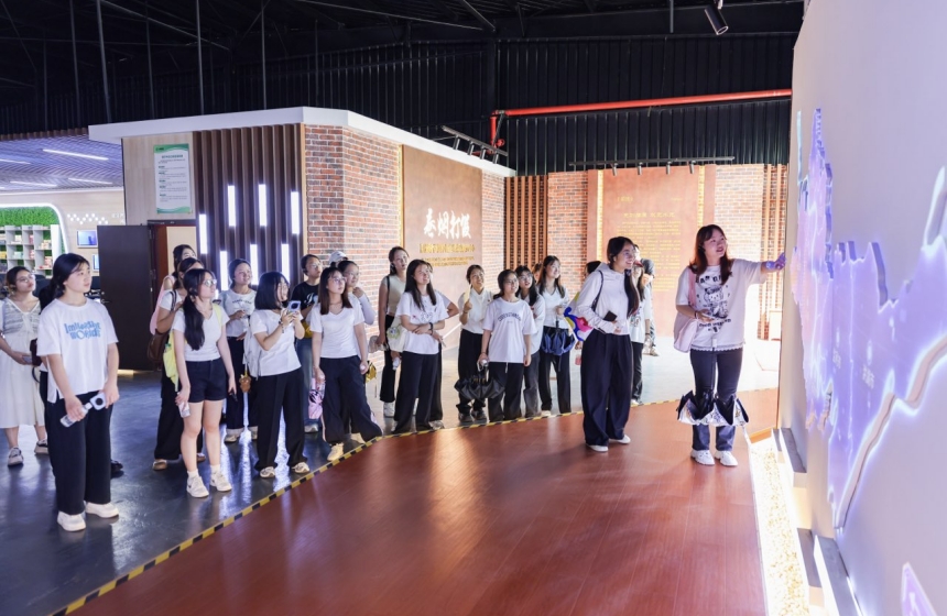 6月12日，荊州市煙草專賣局面向長江大學(xué)學(xué)生開展煙草打假打私普法宣傳教育活動。蔡寅哲攝