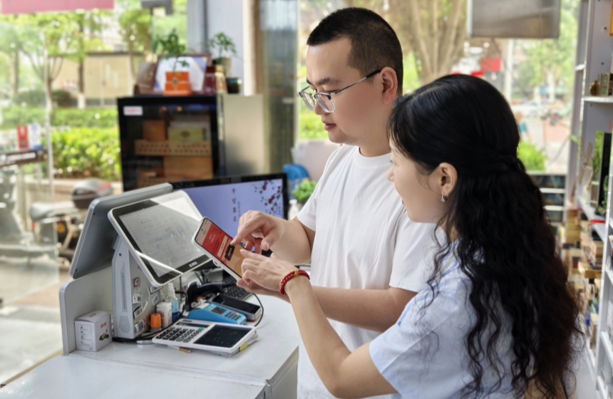 6月6日，襄陽(yáng)市襄城區(qū)煙草專賣(mài)局零售客戶通過(guò)手機(jī)參與“第三屆全國(guó)煙草管理法律法規(guī)競(jìng)答”活動(dòng)，學(xué)習(xí)煙草相關(guān)法律法規(guī)。黃鵬攝