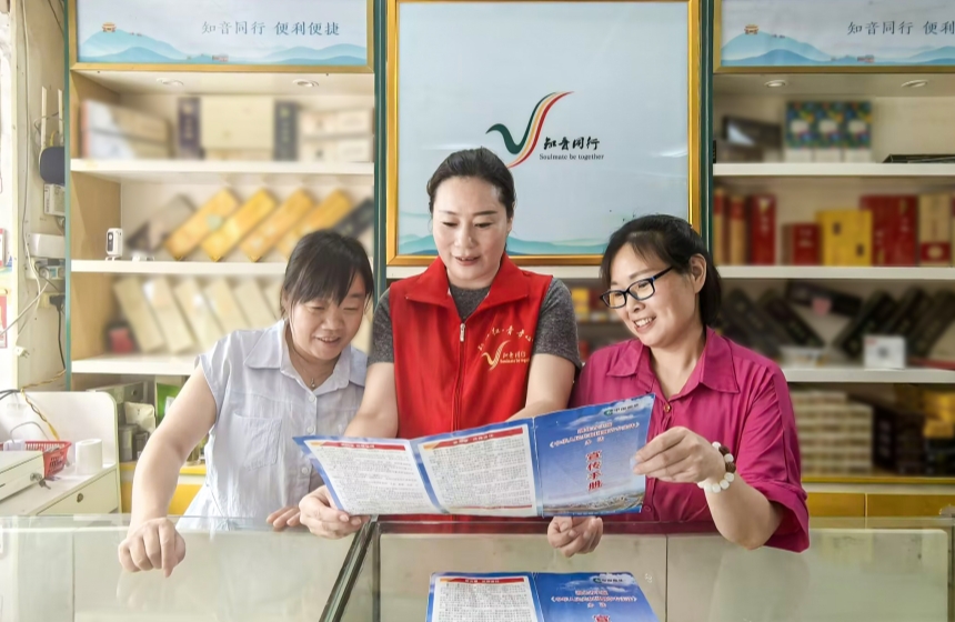 6月4日，十堰市鄖陽(yáng)區(qū)煙草專(zhuān)賣(mài)局普法志愿者（中）到零售商店，通過(guò)入戶(hù)講解、發(fā)放普法手冊(cè)的方式開(kāi)展普法宣傳。陳光霞攝