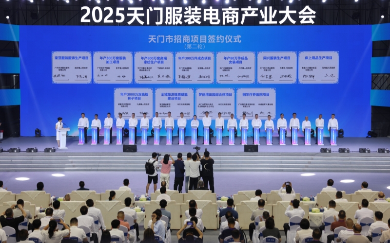 產(chǎn)業(yè)項(xiàng)目簽約。劉銀斌攝