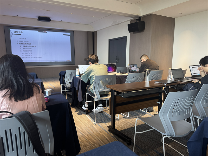 學(xué)員參加數(shù)字化應(yīng)用培訓(xùn)。