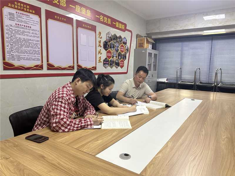 創(chuàng)客小組討論如何破題流程優(yōu)化。