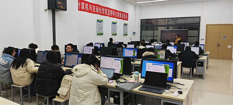 圖為武漢工商學(xué)院學(xué)生參加“藍(lán)橋杯”比賽集訓(xùn)。學(xué)校供圖