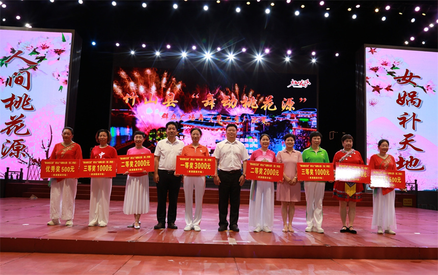 舞動夏夜！湖北竹山500名廣場舞愛好者"點燃"女媧廣場