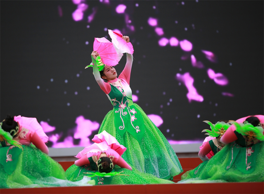 舞動夏夜！湖北竹山500名廣場舞愛好者"點燃"女媧廣場