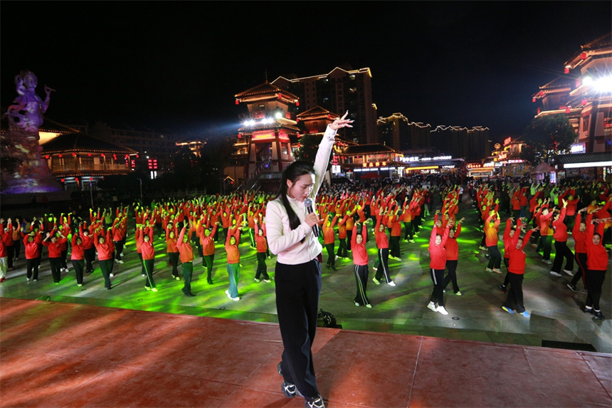 舞動夏夜！湖北竹山500名廣場舞愛好者"點燃"女媧廣場