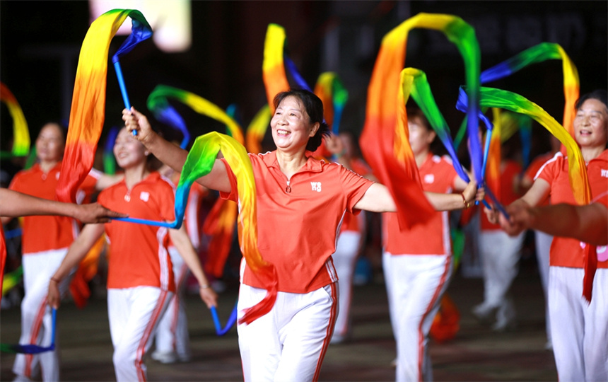 舞動夏夜！湖北竹山500名廣場舞愛好者"點燃"女媧廣場