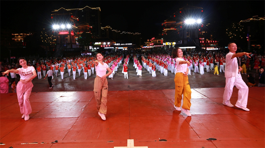 舞動(dòng)夏夜！湖北竹山500名廣場(chǎng)舞愛(ài)好者"點(diǎn)燃"女?huà)z廣場(chǎng)