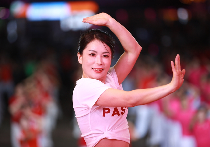 舞動夏夜！湖北竹山500名廣場舞愛好者"點(diǎn)燃"女媧廣場