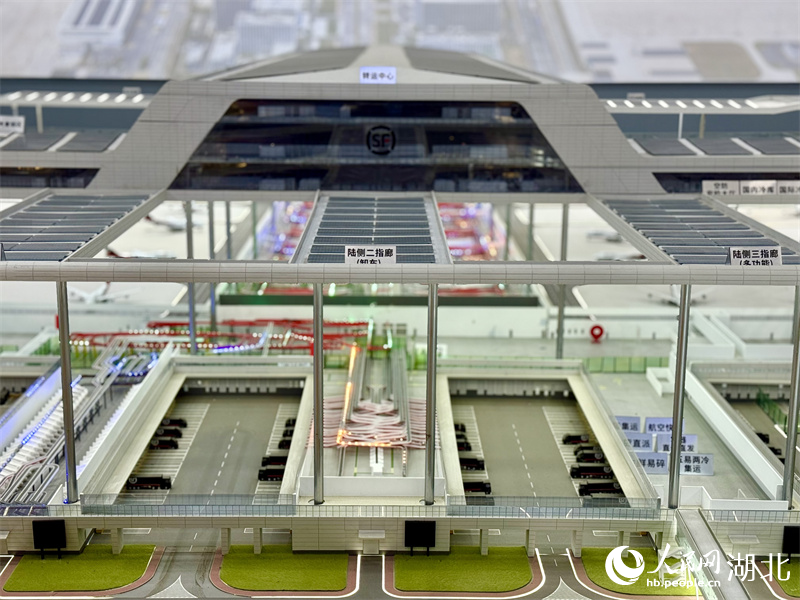 鄂州花湖國(guó)際機(jī)場(chǎng)轉(zhuǎn)運(yùn)中心沙盤。人民網(wǎng)記者 周恬攝