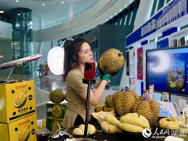 主播正在帶貨泰國(guó)榴蓮。人民網(wǎng)記者 周恬攝
