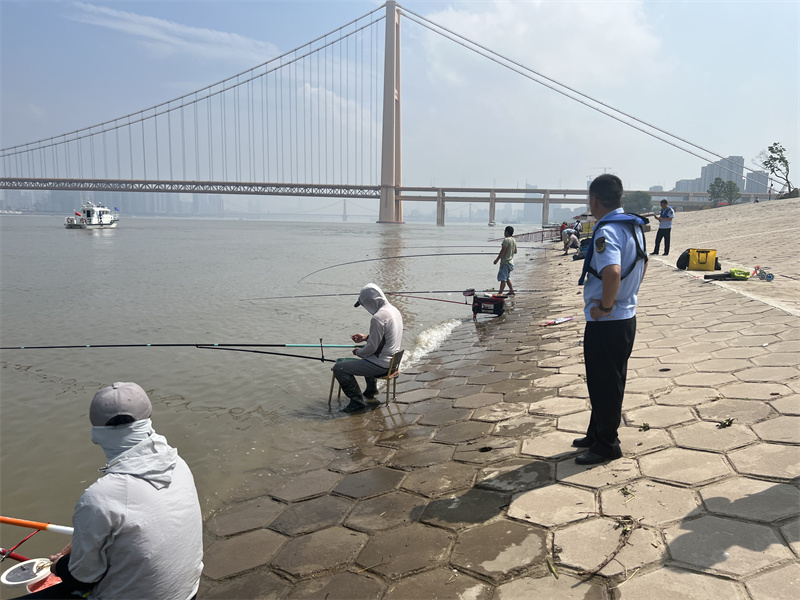 武漢漁政執(zhí)法人員巡查長江沿岸釣魚現(xiàn)象。武漢市農(nóng)業(yè)農(nóng)村局供圖