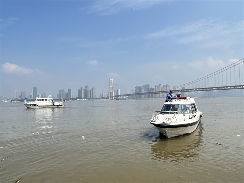 武漢漁政執(zhí)法人員巡查長江沿岸釣魚現(xiàn)象。武漢市農(nóng)業(yè)農(nóng)村局供圖