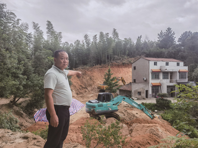 6月18日暴雨來襲前，石首市桃花山鎮(zhèn)九佛崗村黨支部書記秦勇巡查村里地災(zāi)點(diǎn)。鄧?yán)驍z