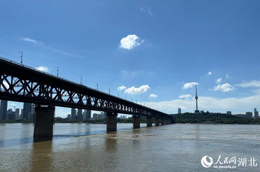 湖北武漢:藍(lán)天白云入畫(huà)來(lái)