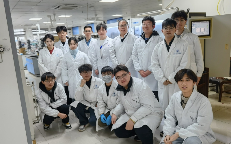 獲獎(jiǎng)團(tuán)隊(duì)在實(shí)驗(yàn)室的合影。