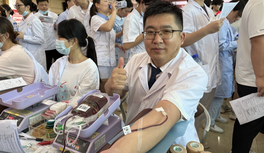 姜振東正在獻(xiàn)血。