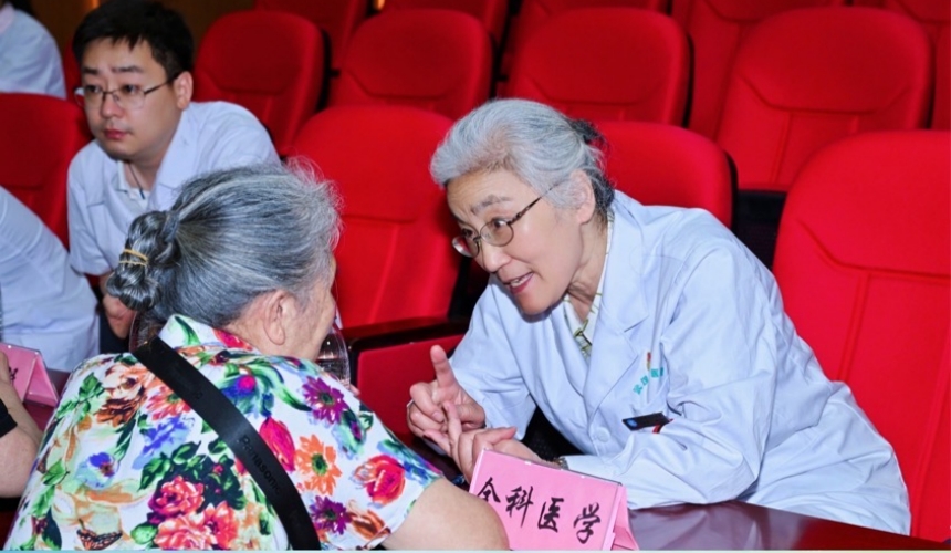 武漢“青年醫(yī)師行”走進(jìn)社區(qū) 青雁送健康惠民生