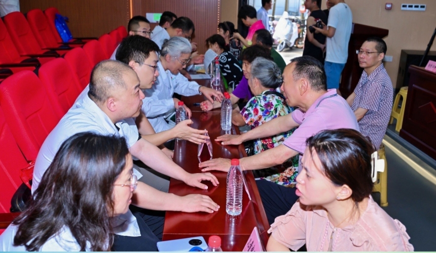 武漢“青年醫(yī)師行”走進(jìn)社區(qū) 青雁送健康惠民生