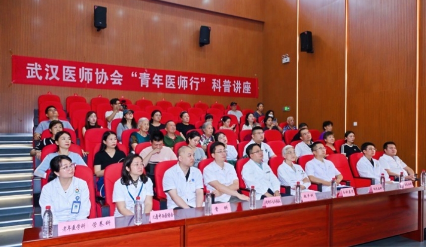 武漢“青年醫(yī)師行”走進(jìn)社區(qū) 青雁送健康惠民生