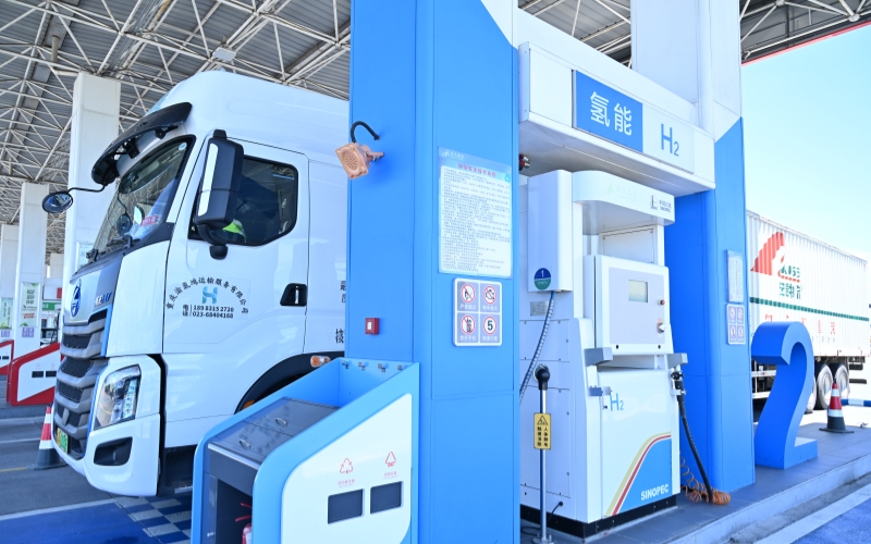 漢宜高速潛江服務(wù)區(qū)加氫站。吳迪攝