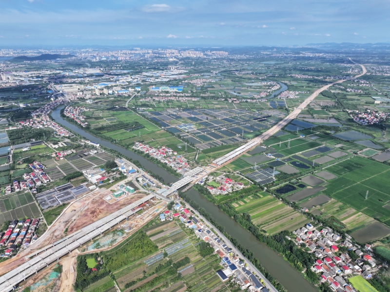 武黃高速改擴(kuò)建項(xiàng)目柯家墩大橋施工現(xiàn)場(chǎng)。