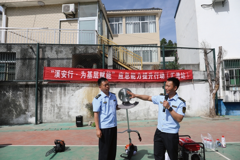 “溪安行·為基層賦能”應急培訓現(xiàn)場，縣應急管理局工作人員講解破拆工具的使用。受訪者供圖