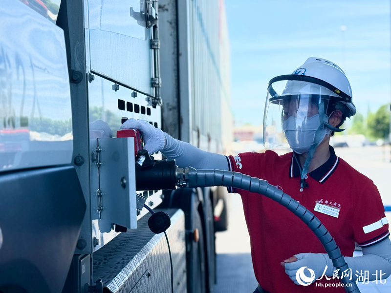 工作人員正在檢測是否有氣體泄露。人民網(wǎng)記者 周恬攝