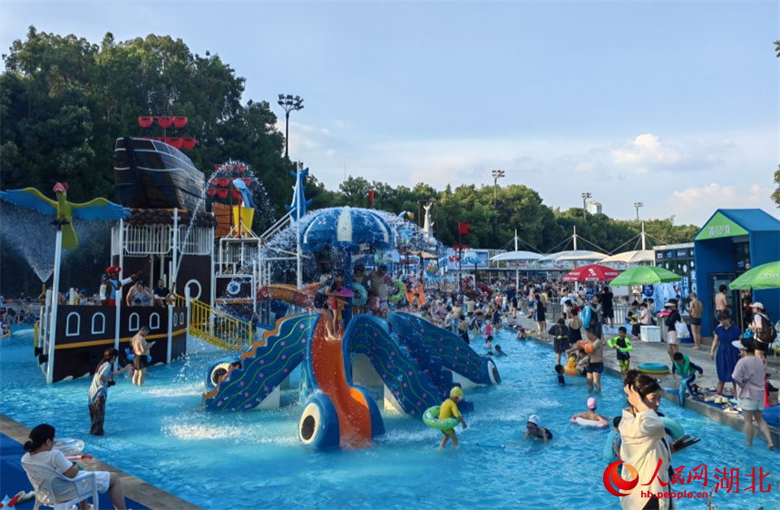 高溫炙烤催生消暑熱潮 武漢市民涌入水上樂(lè)園