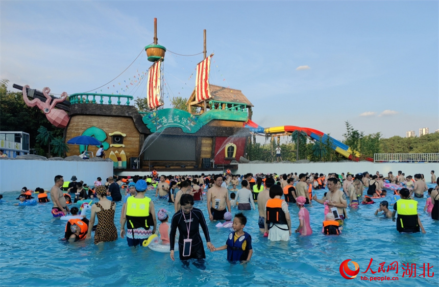 持續(xù)高溫“烤驗(yàn)”下，市內(nèi)水上游樂園迎來避暑人潮。