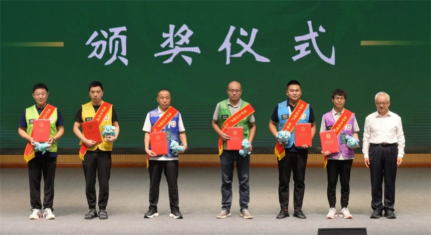 湖北省博物館張濟(jì)夏（左二）榮獲陶瓷文物修復(fù)師項(xiàng)目一等獎(jiǎng)。