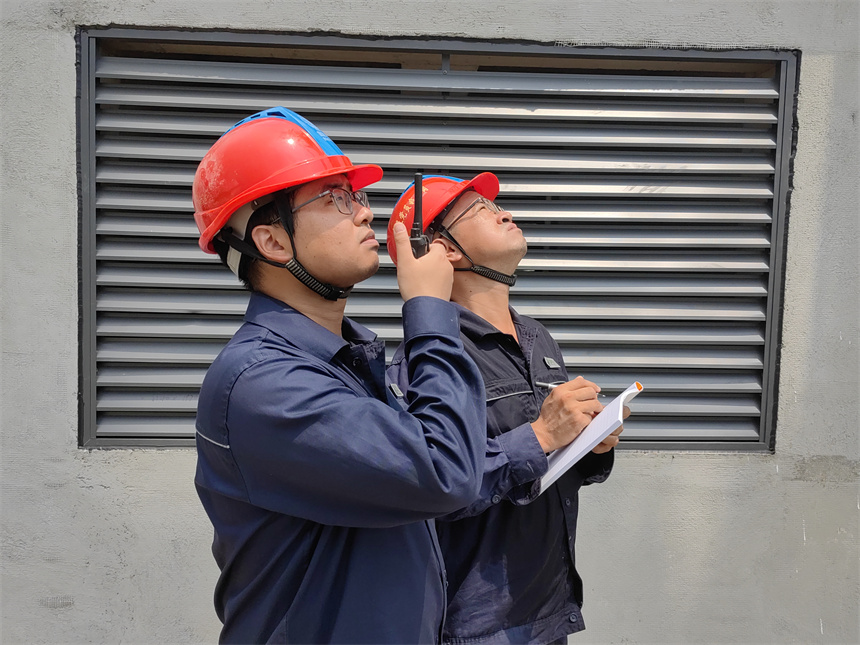 查看電纜引上塔安裝情況。陳祉薇攝