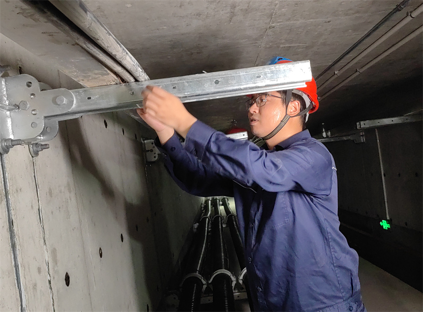 檢查電纜支架安裝質(zhì)量。張慧攝