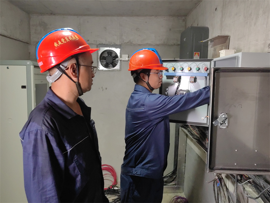 檢查隧道內(nèi)用電設(shè)備安全情況。陳祉薇攝