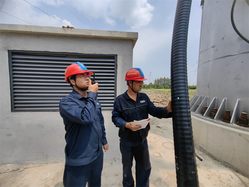 檢查引上電纜安全質(zhì)量。陳祉薇攝