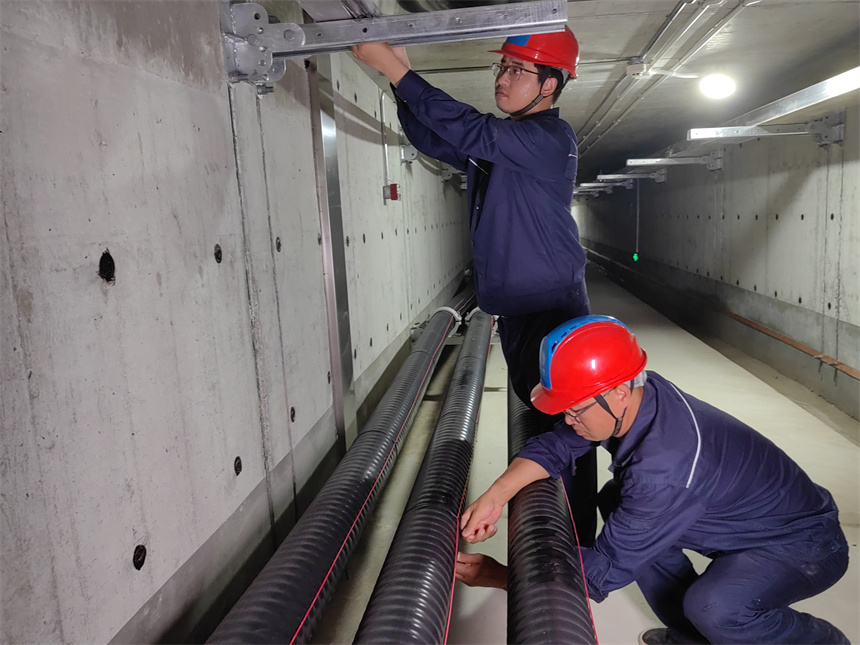 排查電纜隧道安全隱患。陳祉薇攝