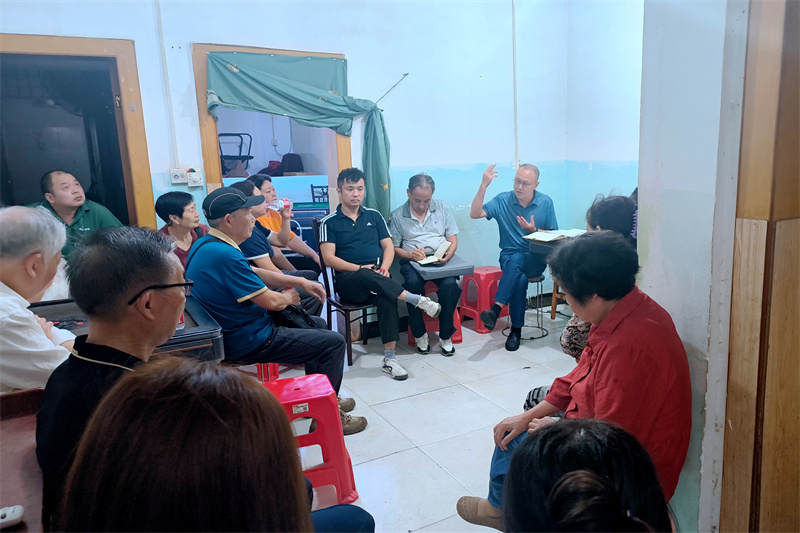 召開民情懇談會現(xiàn)場