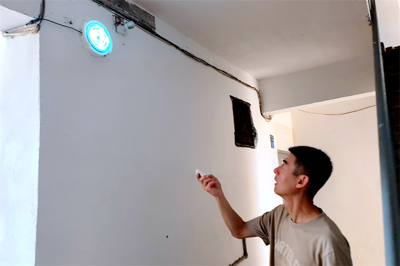 工作人員調(diào)試太陽能路燈