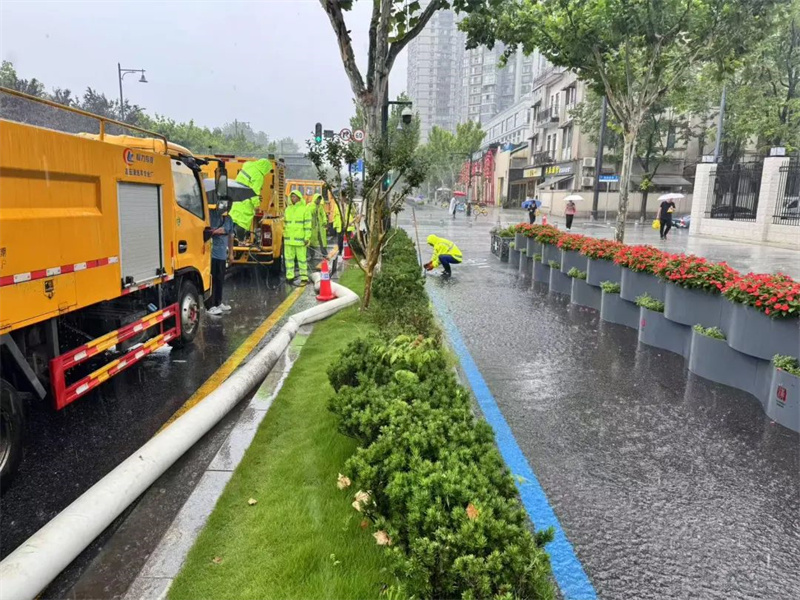 暴雨中始終堅守陣地