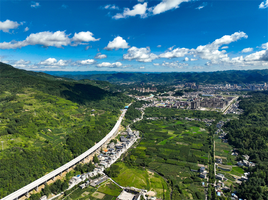 利咸高速攻堅(jiān) 力爭(zhēng)明年底通車改善40萬(wàn)群眾出行