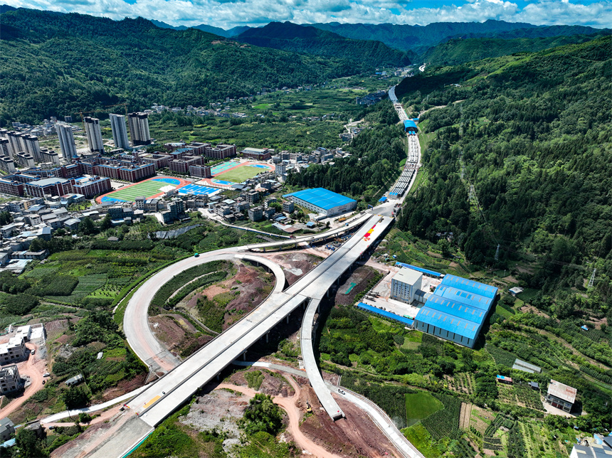 利咸高速攻堅 力爭明年底通車改善40萬群眾出行【3】