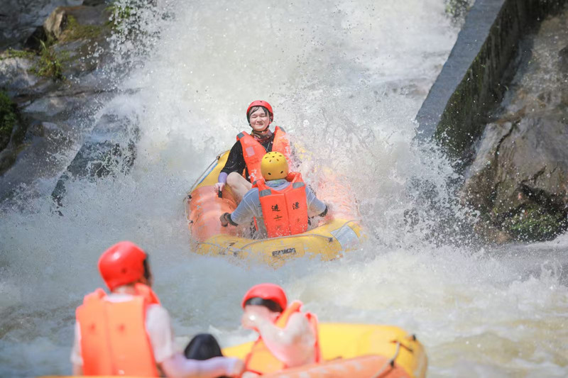 游客正在漂流。