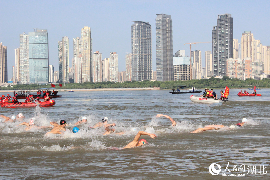 個(gè)人搶渡賽參賽選手逐浪前行。人民網(wǎng)記者 張沛攝