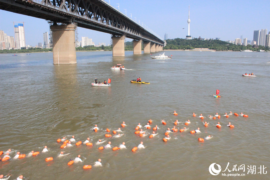 群眾方隊以隊列的形式橫渡長江。人民網(wǎng)記者 張沛攝