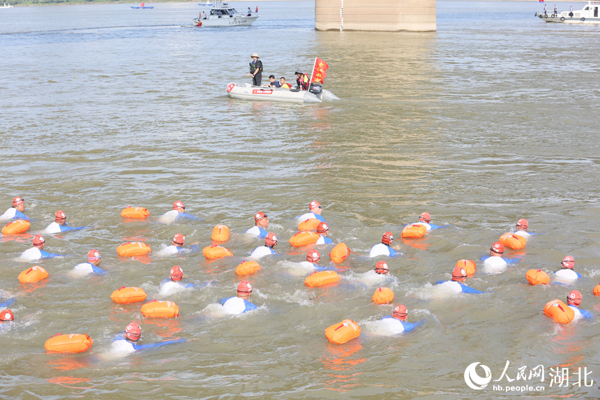 群眾方隊隊員奮勇向前。人民網記者 王郭驥攝